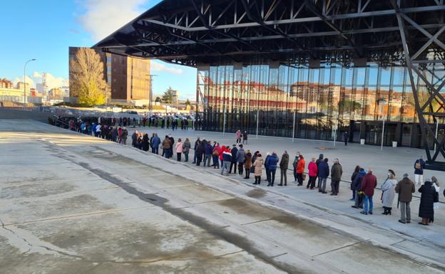 Galería. León 'hace cola' para recibir la tercera dosis de la vacuna contra la covid-19 en el Palacio de Exposiciones.