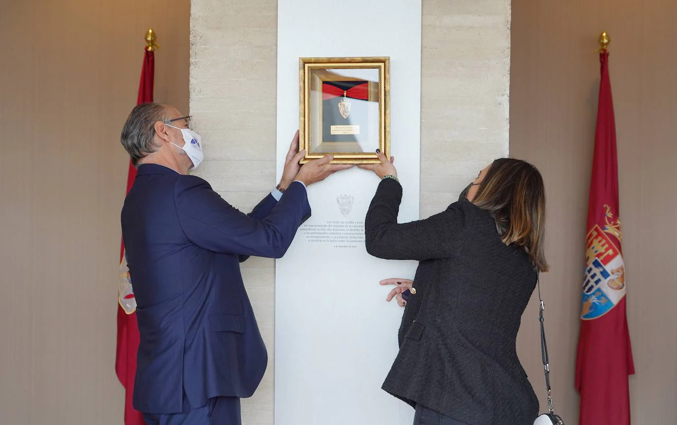 La leonesa Ana Gutiérrez García, hija del médico Antonio Gutiérrez González, coordinador del centro de salud de Eras de Renueva en León y que falleció en abril del pasado año a consecuencia del covid, representa a las víctimas durante el acto de entrega de la Medalla de Oro de las Cortes a los sanitarios y sociosanitarios de la Comunidad | Denuncian la desmotivación de los profesionales por «decisiones no acertadas» y advierten de que la crisis ha sacado a la luz carencias del sistema sanitario. 