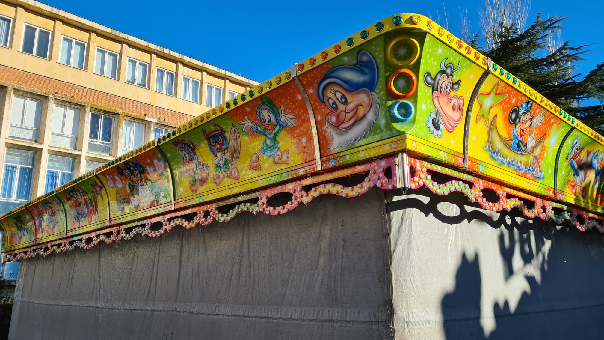 Las atracciones mecánicas infantiles tomarán las calles de León durante la Navidad | Desde este 3 de diciembre y hasta el 9 de enero los más pequeños podrán disfrutar de dieciséis puestos de feria ubicados en siete localizaciones de la ciudad.