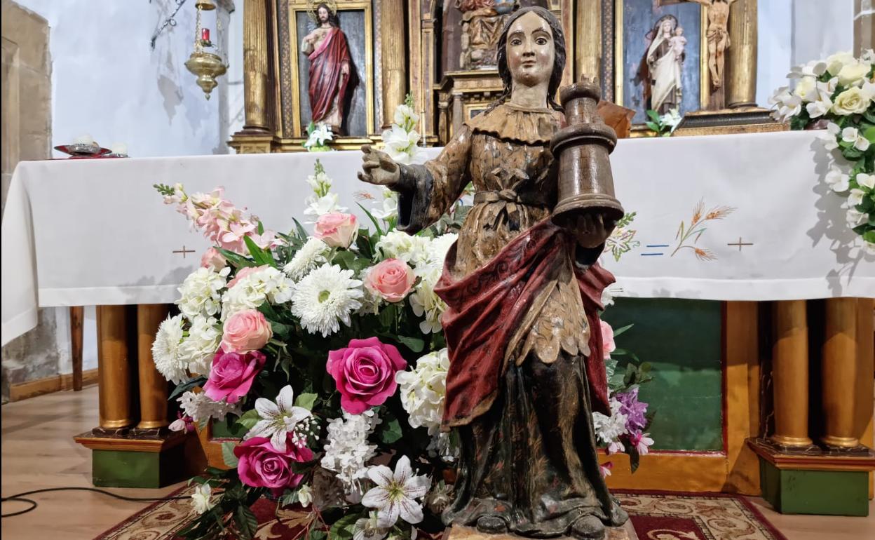 Talla de Santa Bárbara en la iglesia de la localidad.