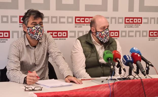 El secretario de Industria de Comisiones Obreras en Castilla y León, Gonzalo Díez; y el de León, Ángel Santos, en rueda de prensa para anunciar posibles movilizaciones.