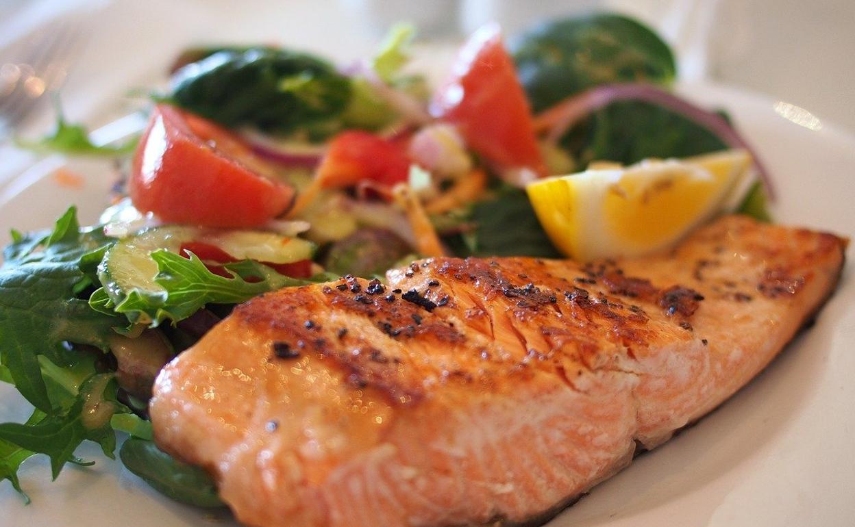 El salmón es uno de los alimentos más comunes para adquirir vitamina D.