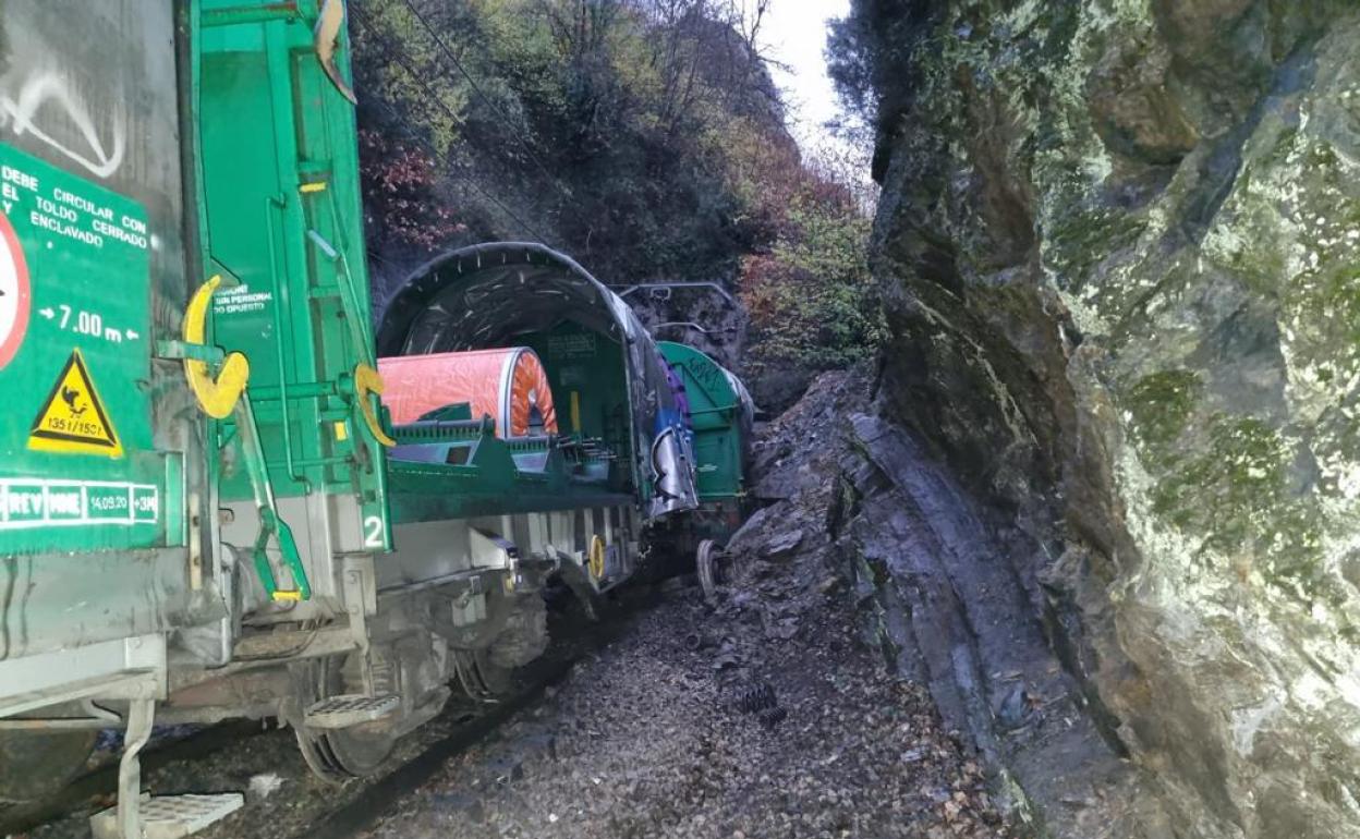 Imagen de la situación del tren este lunes, tras el accidente. 