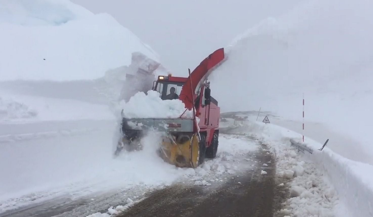 La situación meteorológica vuelve a complicarse en la provincia | Cae la cota de nieve y los paisajes nevados regresan a la zona norte. 