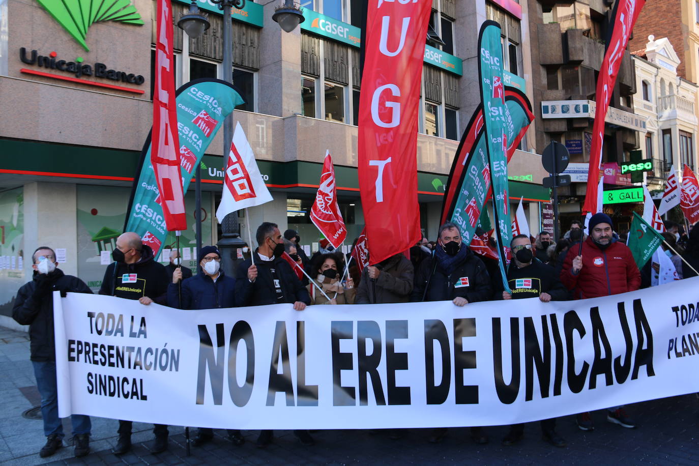 Las organizaciones sindicales denuncian que «todo sigue igual» en lo referente a los 118 empleados afectados por la propuesta de Ere de Unicaja Banco.