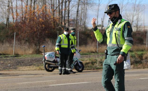 La delegada del Gobierno en Castilla y León, Virgina Barcones, presenta el dispositivo en carreteras para este puente de la Constitución. En la imagen, uno de los agentes durante uno de los controles. 