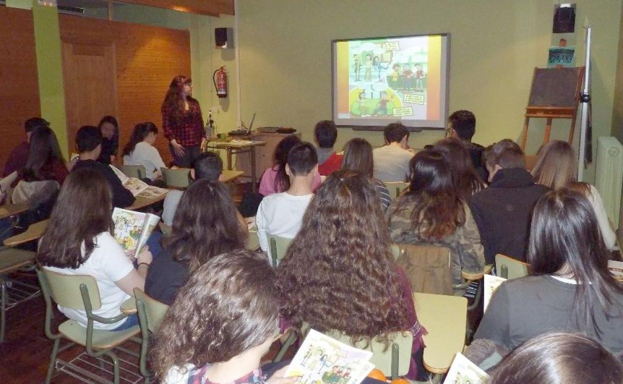 Adavas León durante uno de los cursos que ahora fomenta el comparador Rastreator. 