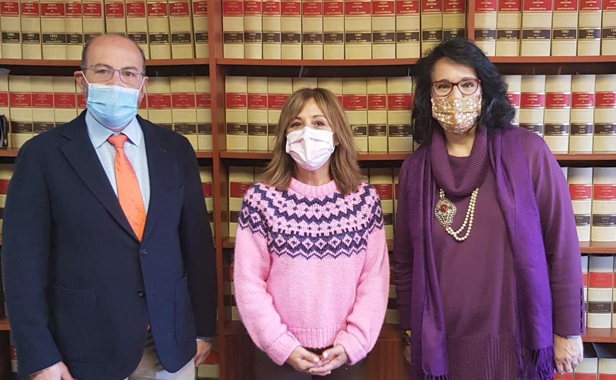 Ana Arias, junto a Teresa Mata y Carlos Carbajo, a la conclusión de su conferencia en la Universidad de León. 