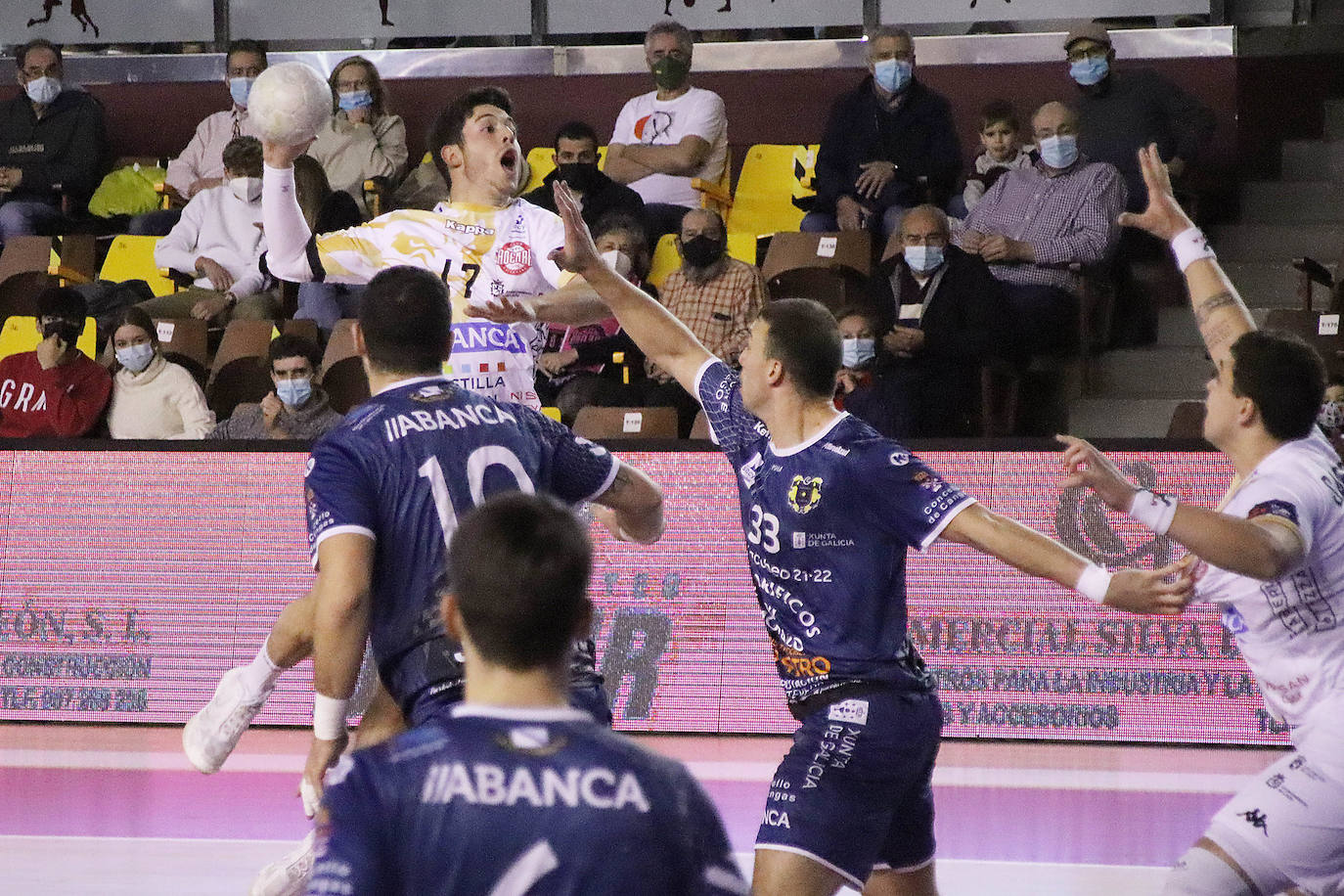 El conjunto leonés sumó una nueva derrota ante el conjunto gallego en un buen ambiente presentado por el Palacio de los Deportes