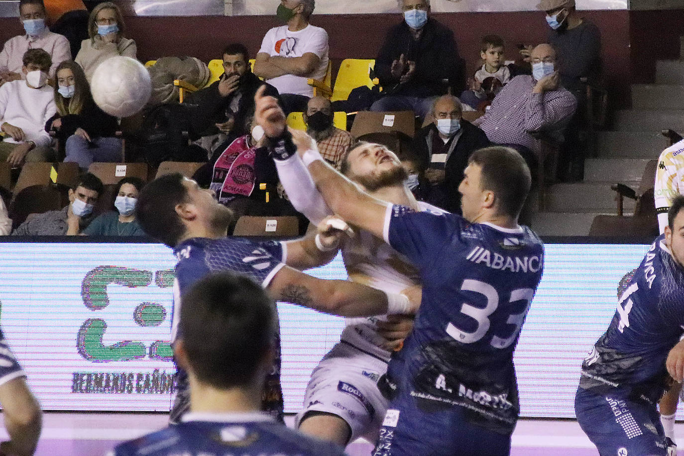 El conjunto leonés sumó una nueva derrota ante el conjunto gallego en un buen ambiente presentado por el Palacio de los Deportes