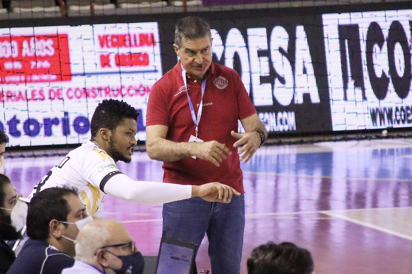 El conjunto leonés sumó una nueva derrota ante el conjunto gallego en un buen ambiente presentado por el Palacio de los Deportes