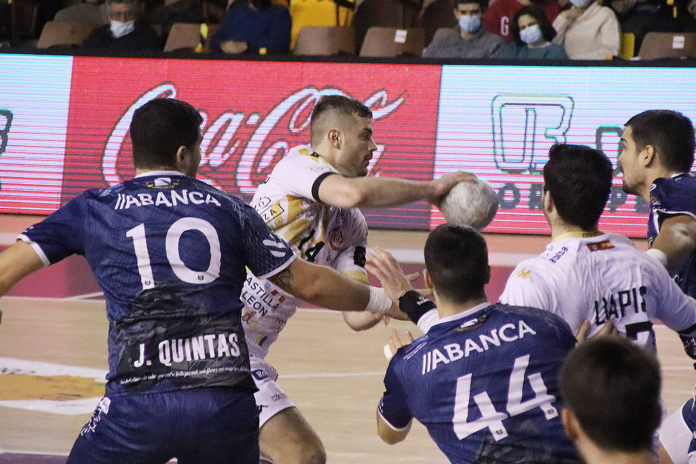 El conjunto leonés sumó una nueva derrota ante el conjunto gallego en un buen ambiente presentado por el Palacio de los Deportes