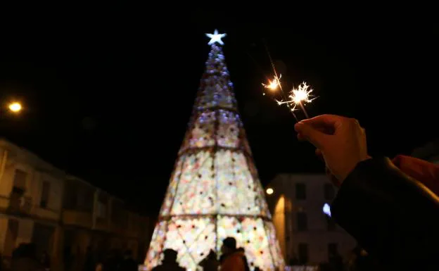Imagen del árbol de ganchillo que elaboran cada año la asociación de mujeres de Villoria de Órbigo y que supone un atractivo para el municipio.