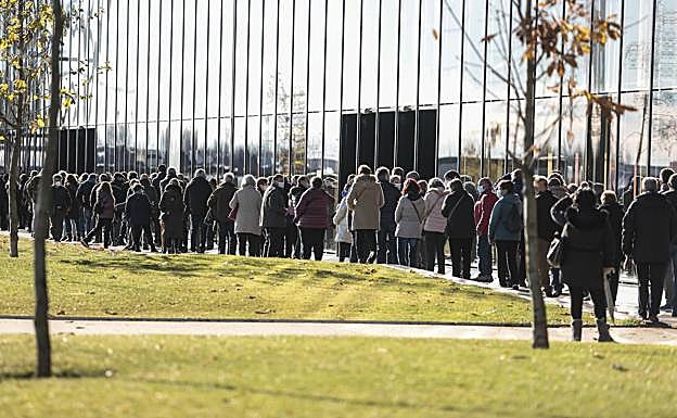Colas en el entorno del Palacio de Exposiciones.
