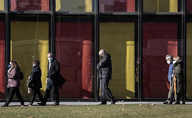 La cola formada durante la mañana en la zona del vacunódromo.