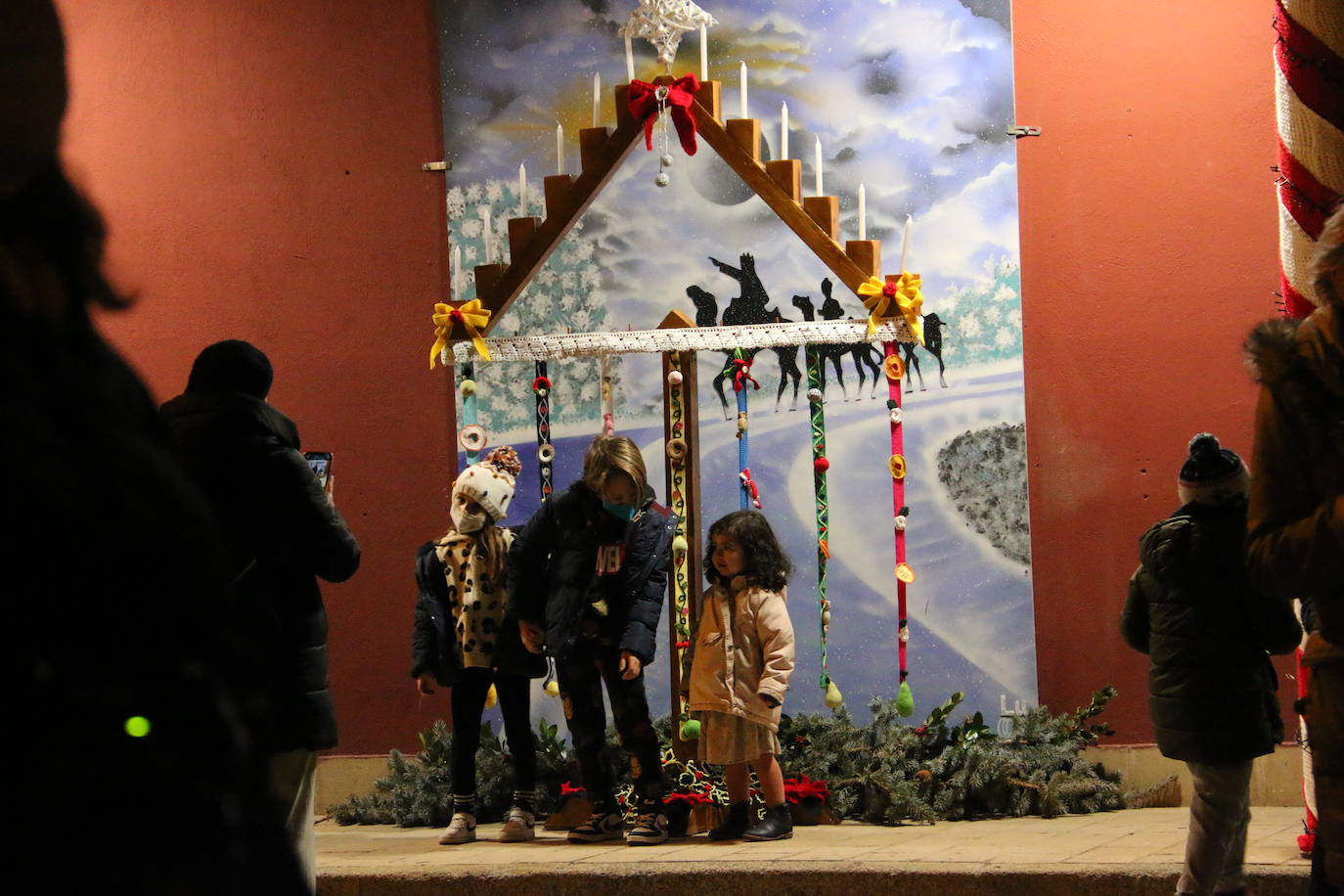 La localidad leonesa enciende su famoso árbol de Navidad realizado a ganchillo por las vecinas del pueblo.