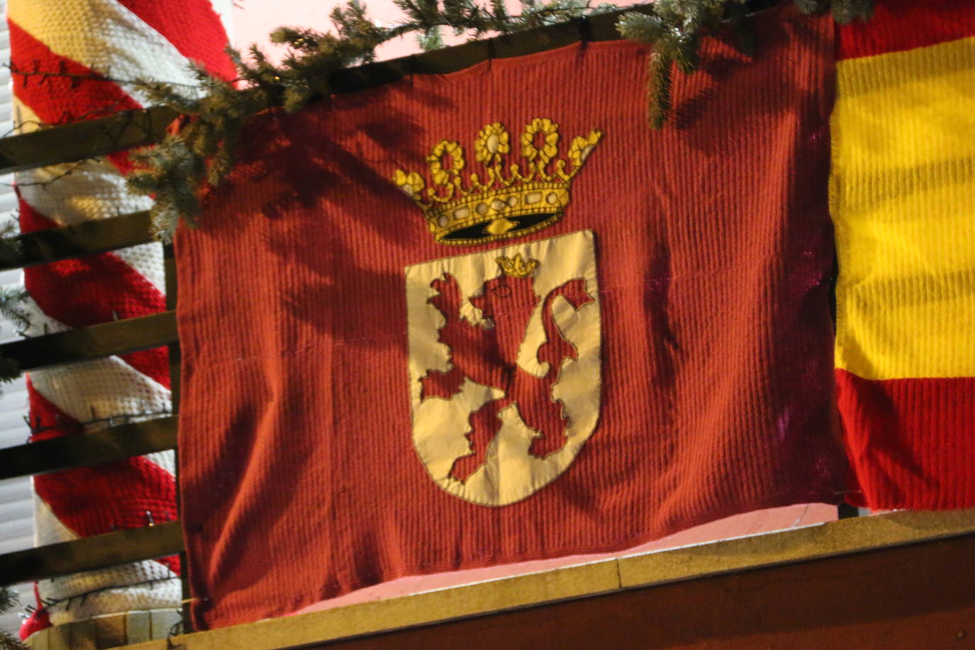 La localidad leonesa enciende su famoso árbol de Navidad realizado a ganchillo por las vecinas del pueblo.