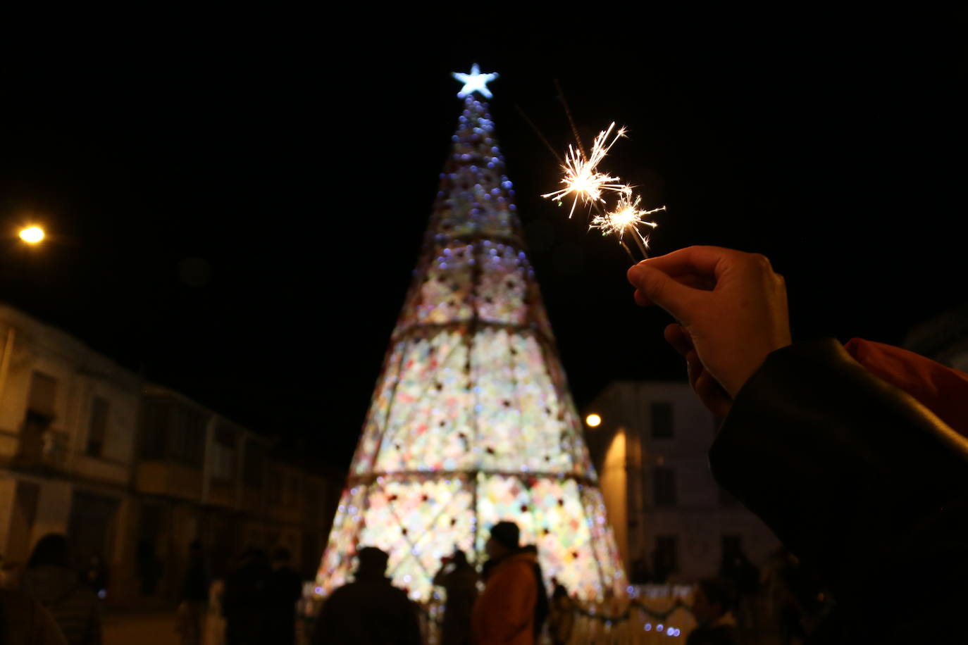 La localidad leonesa enciende su famoso árbol de Navidad realizado a ganchillo por las vecinas del pueblo.