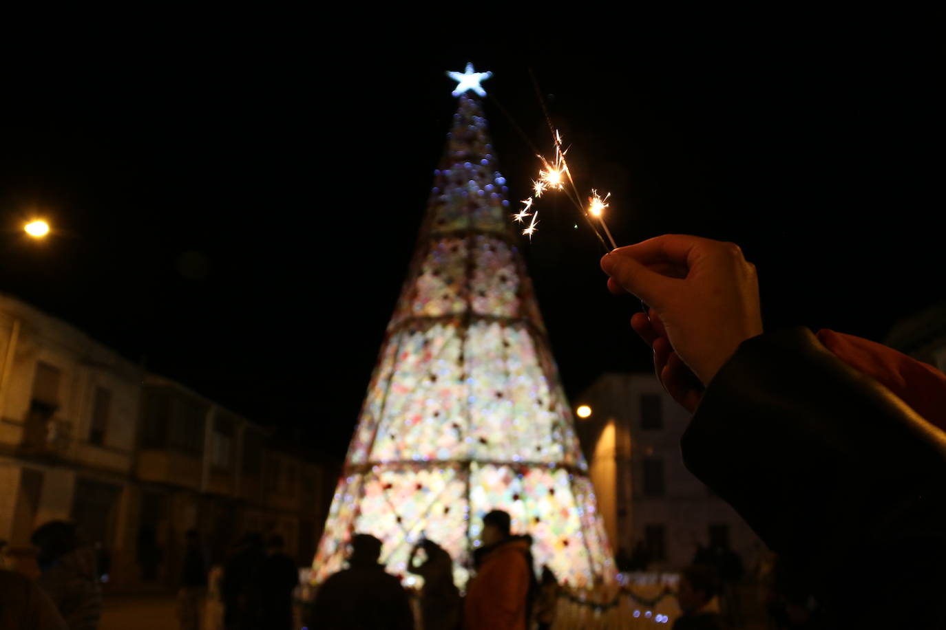 La localidad leonesa enciende su famoso árbol de Navidad realizado a ganchillo por las vecinas del pueblo.