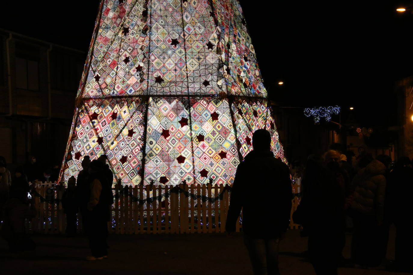 La localidad leonesa enciende su famoso árbol de Navidad realizado a ganchillo por las vecinas del pueblo.