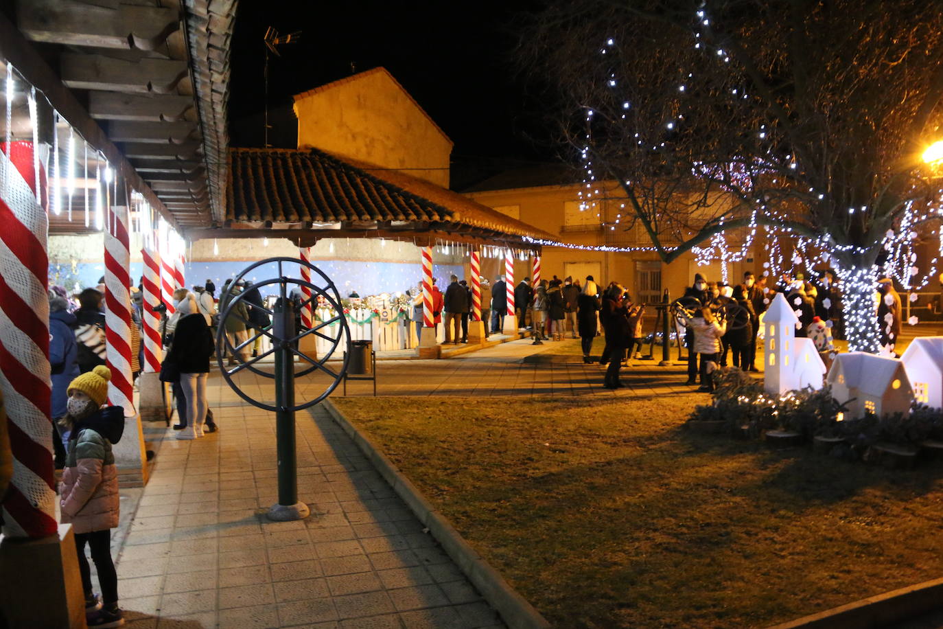 La localidad leonesa enciende su famoso árbol de Navidad realizado a ganchillo por las vecinas del pueblo.