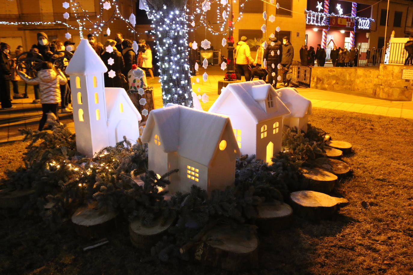 La localidad leonesa enciende su famoso árbol de Navidad realizado a ganchillo por las vecinas del pueblo.