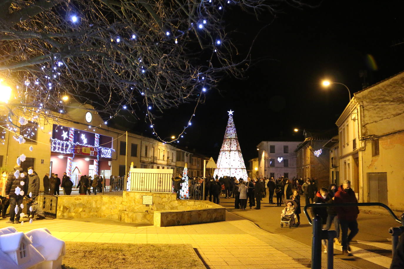 La localidad leonesa enciende su famoso árbol de Navidad realizado a ganchillo por las vecinas del pueblo.