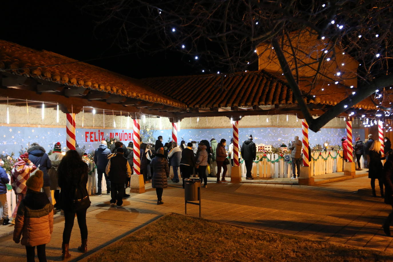 La localidad leonesa enciende su famoso árbol de Navidad realizado a ganchillo por las vecinas del pueblo.