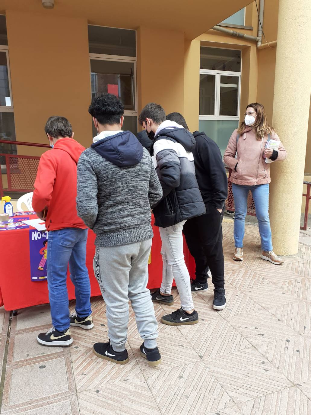 El municipio coyantino ha establecido un puesto de información junto a la Cruz Roja para que los habitantes de Valencia de Don Juan tomen conciencia sobre esta enfermedad.