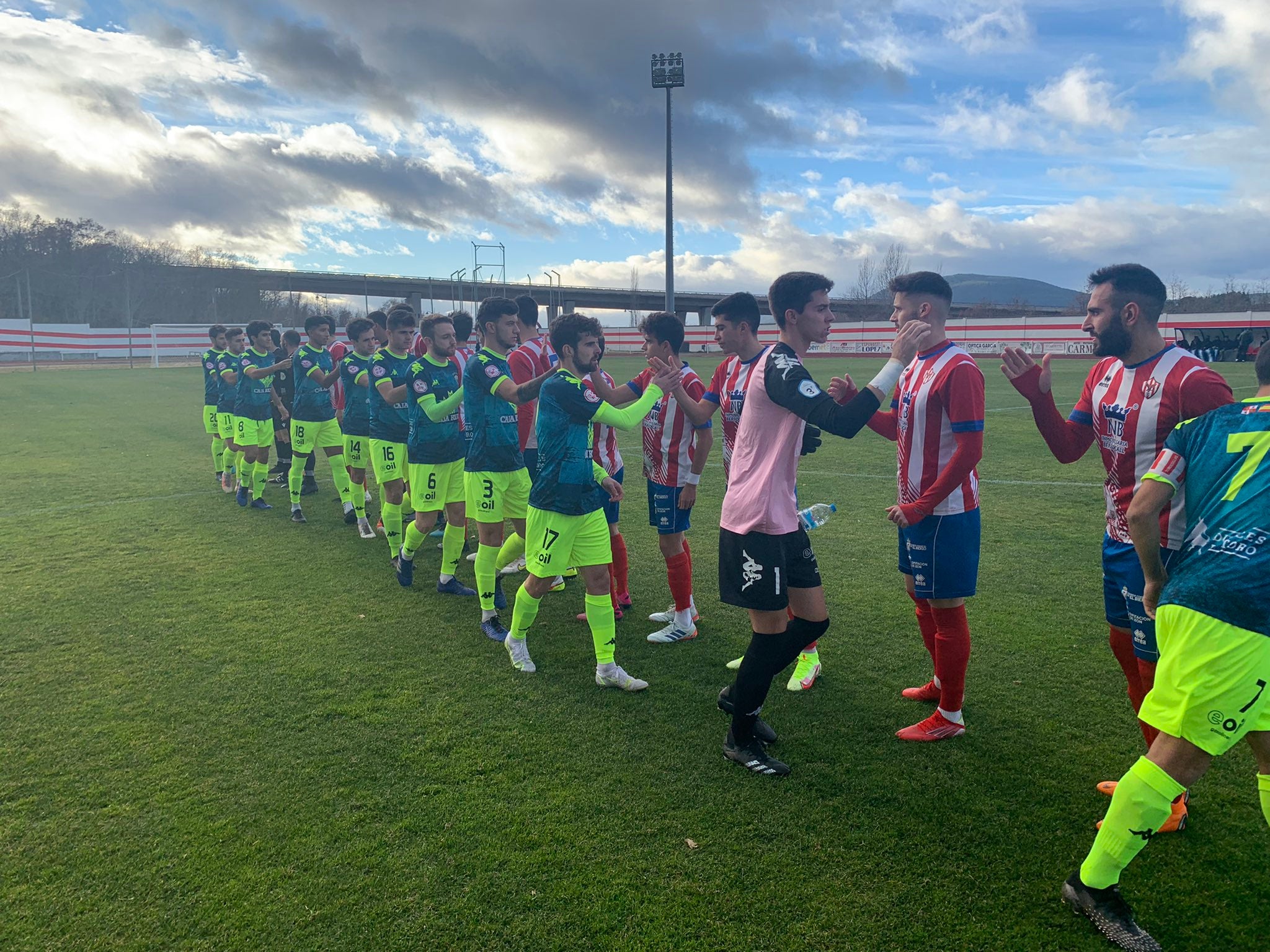 El conjunto berciano desperdició dos goles de renta y suma un empate ante el Atlético Tordesillas.