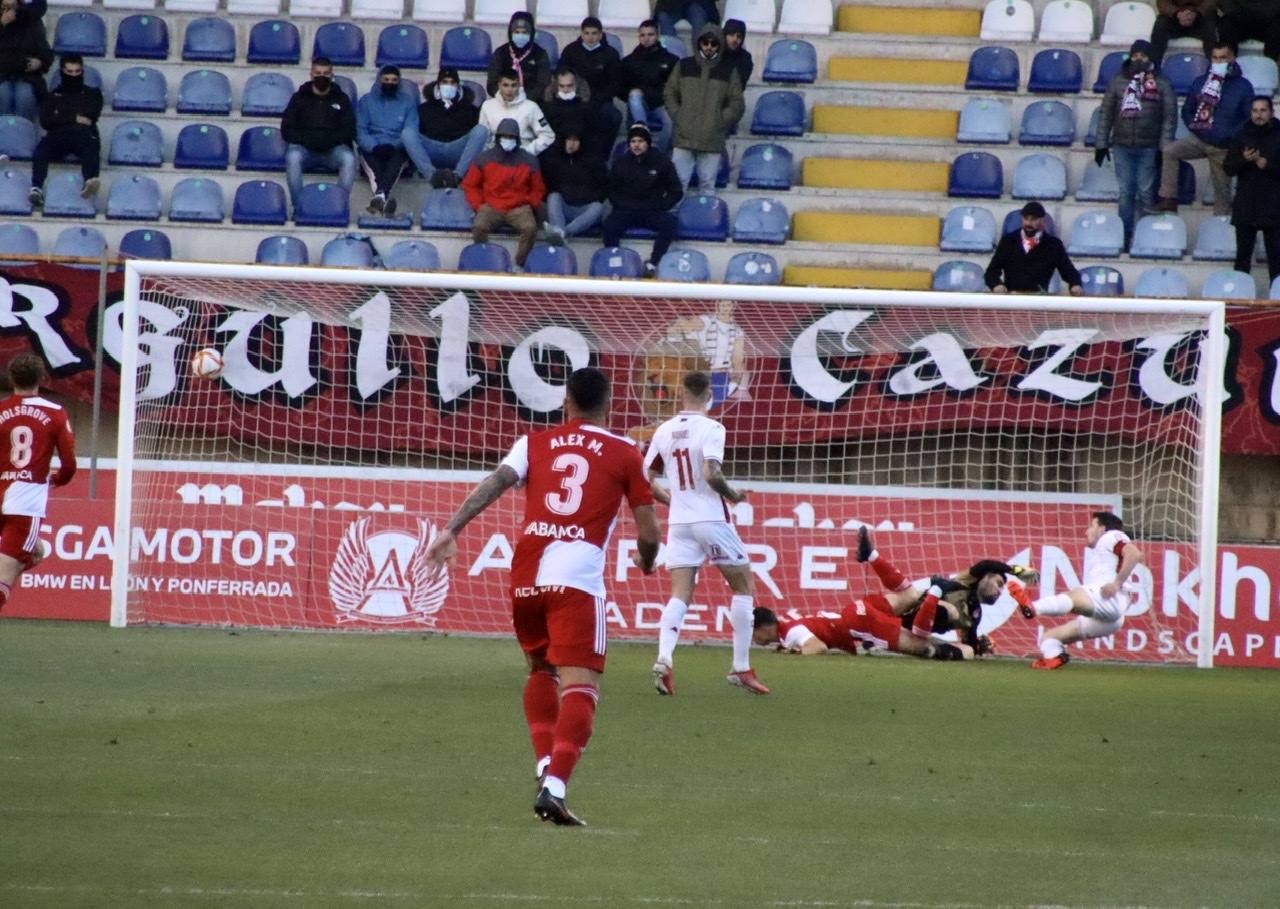 El conjunto leonés recibía en el Reino de León a los olivicos en una nueva jornada de la Primera RFEF.