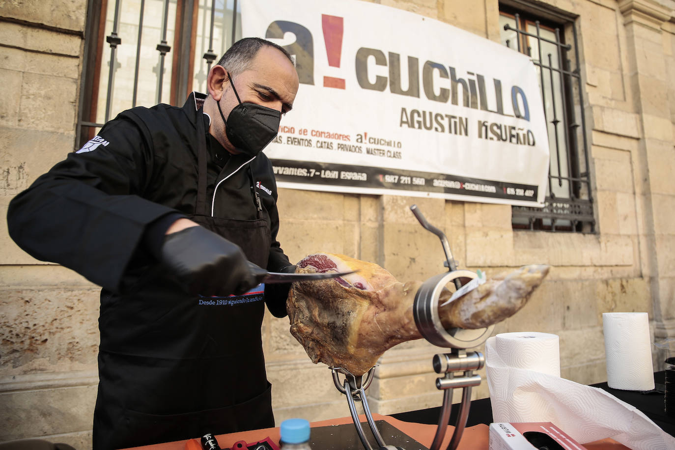 Centenares de personas participan en el corte de platos de jamón por una acción benéfica.