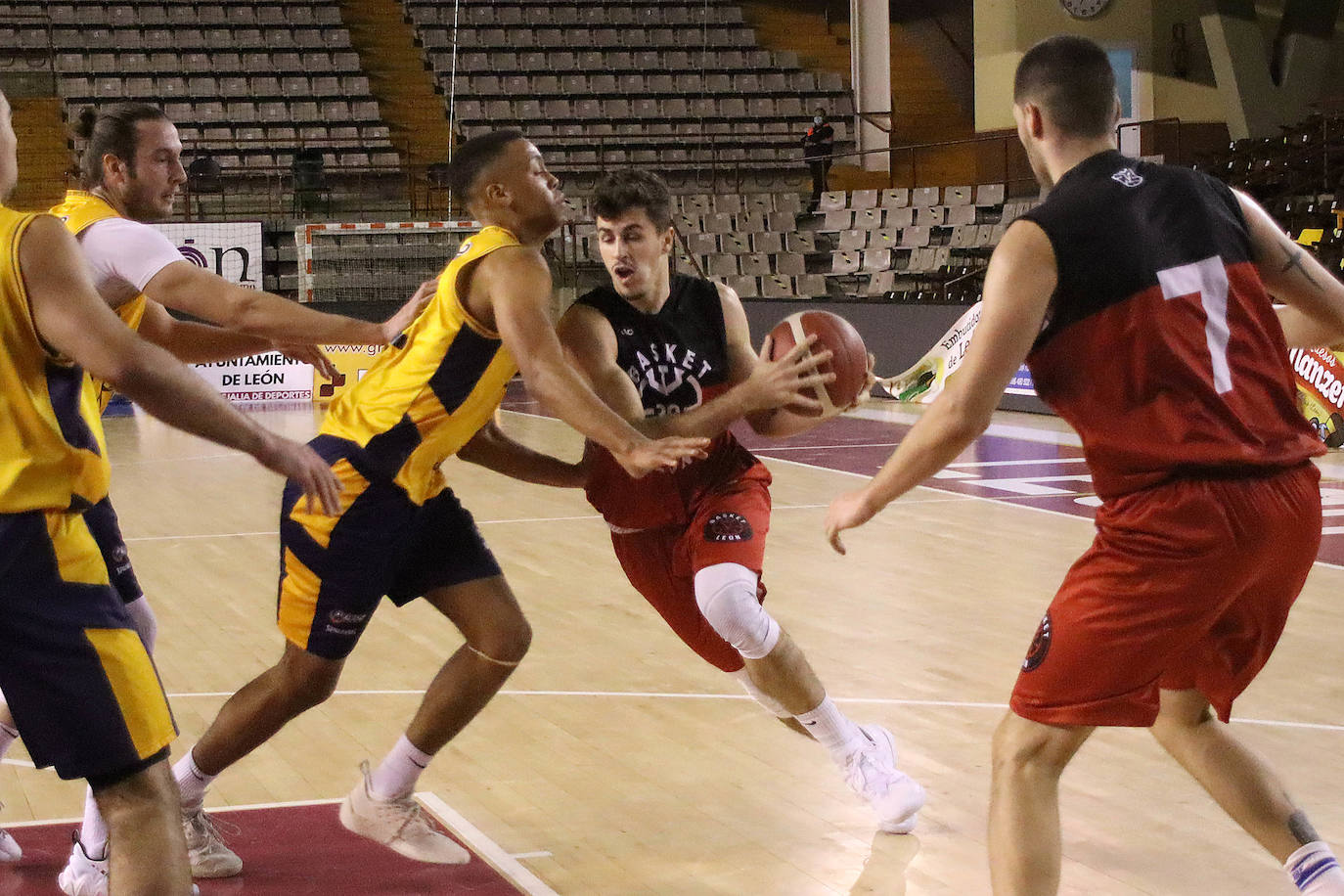 Leoneses y asturianos se ven las caras en el Palacio de los Deportes .