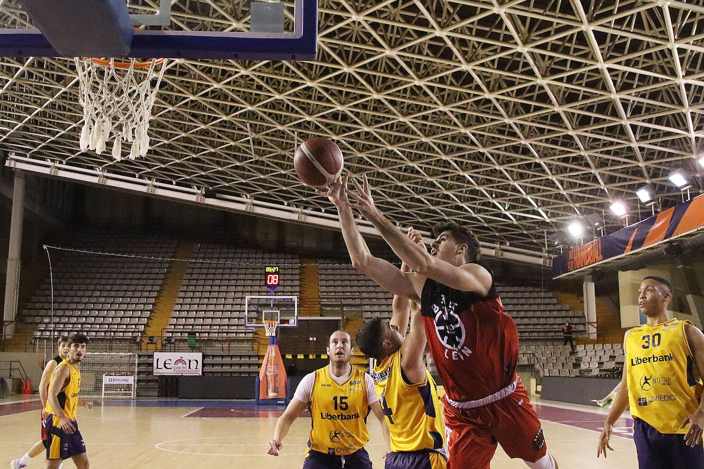 Leoneses y asturianos se ven las caras en el Palacio de los Deportes .