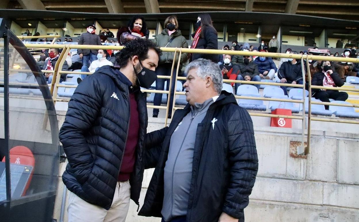 Ramón González, entrenador de la Cultural, saluda al técnico del Celta B.