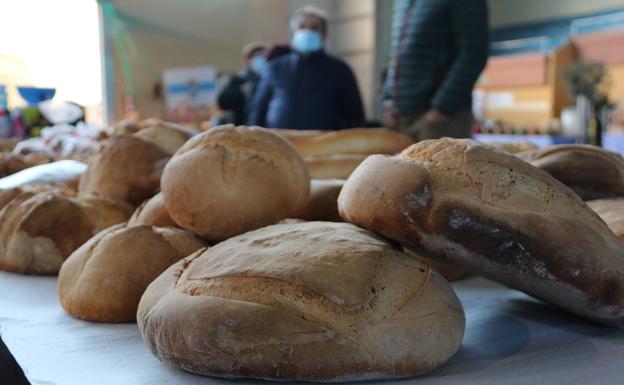 Un total de 30 expositores agroalimentarios se dan cita hoy en el pabellón de Sariegos. 