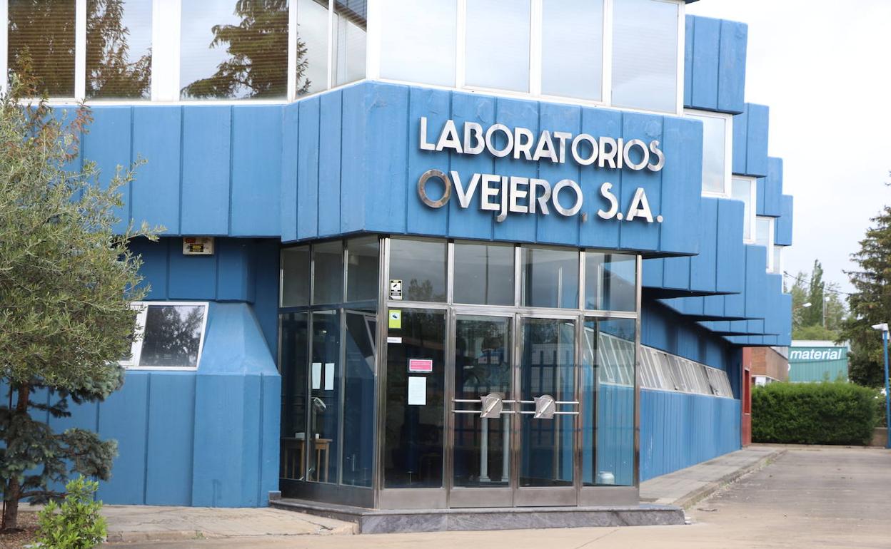 Imagen de la entrada en la sede leonesa de Laboratorios Ovejero. 