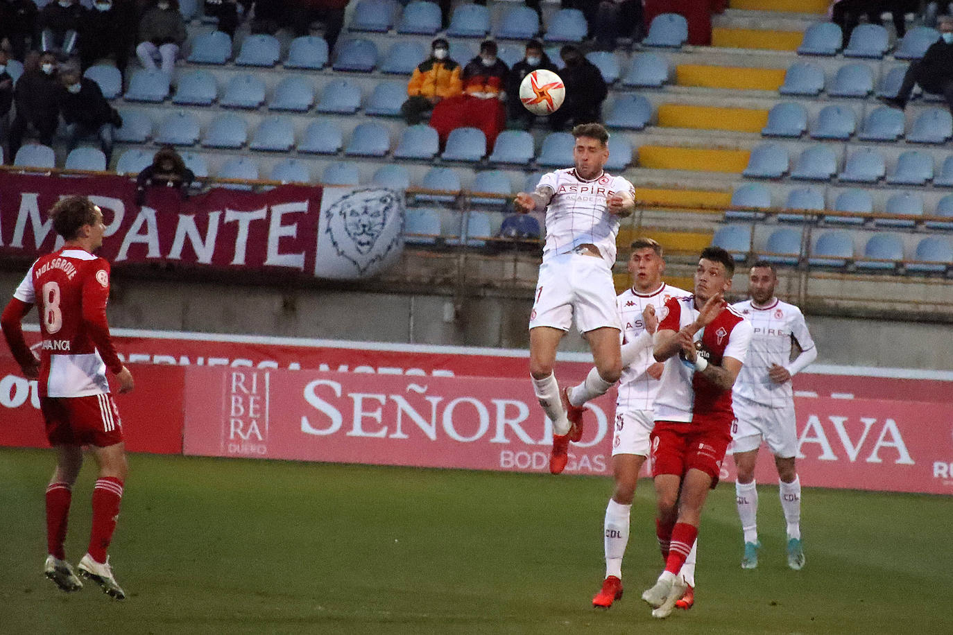 El conjunto leonés recibía en el Reino de León a los olivicos en una nueva jornada de la Primera RFEF.