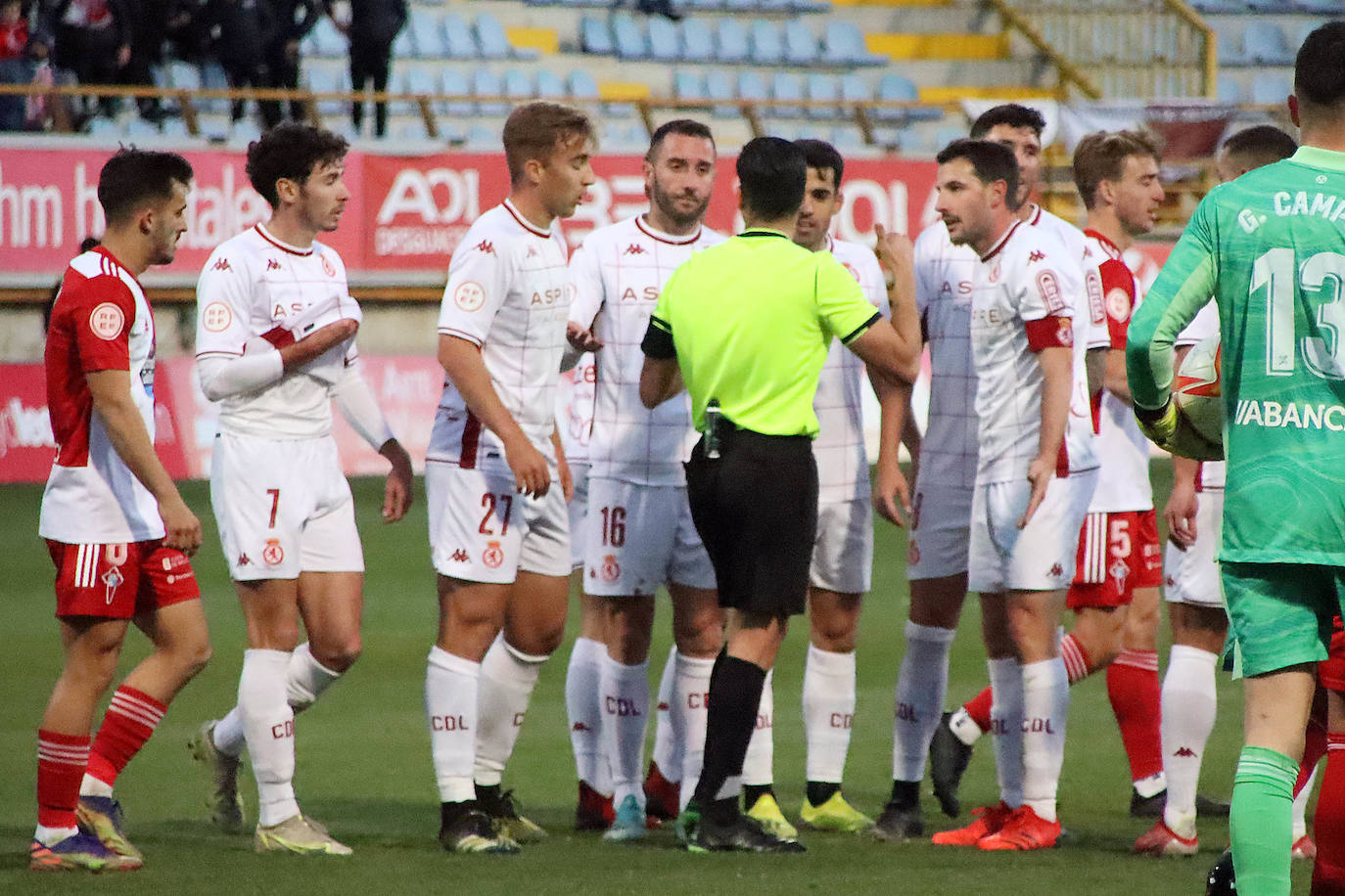 El conjunto leonés recibía en el Reino de León a los olivicos en una nueva jornada de la Primera RFEF.