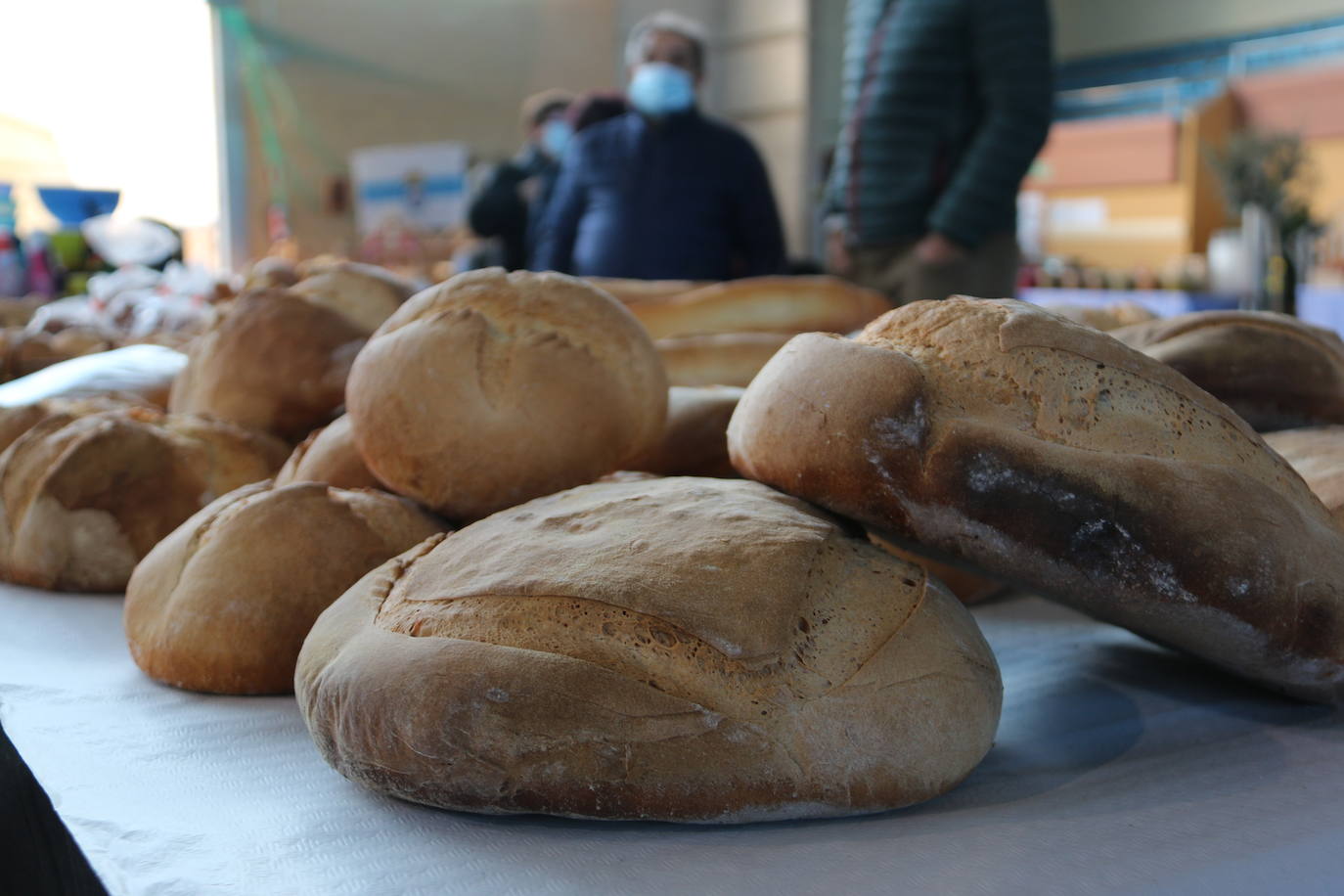 Productos artesanos leoneses se dan cita hoy en el pabellón de Sariegos. 