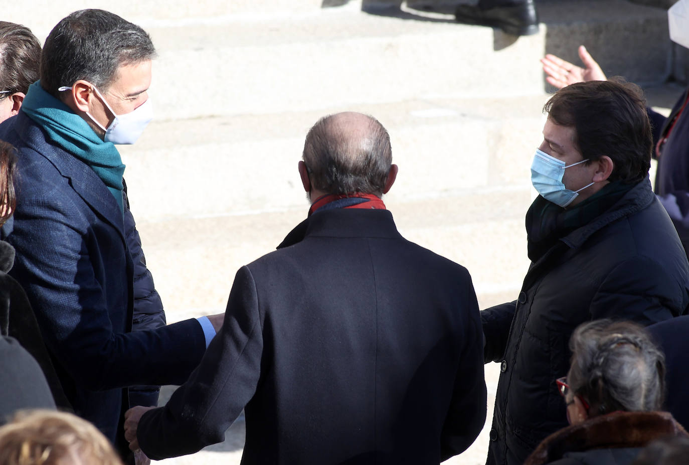 El presidente de la Junta de Castilla y León, Alfonso Fernández Mañueco, saluda la presidente del PP, Pablo Casado, en el acto conmemorativo con motivo del Día de la Constitución Española.