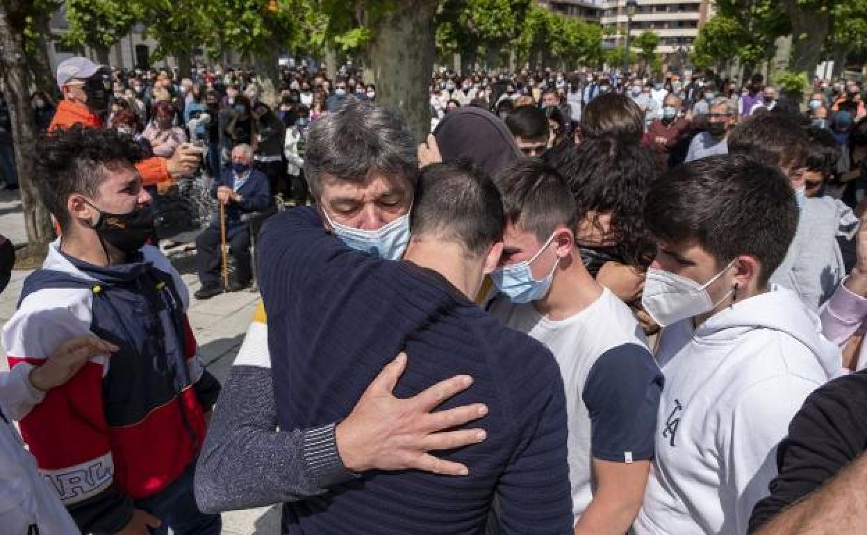 Varios jóvenes abrazan a los padres de Mario Fuentes en una concentración de repulsa en Colindres.