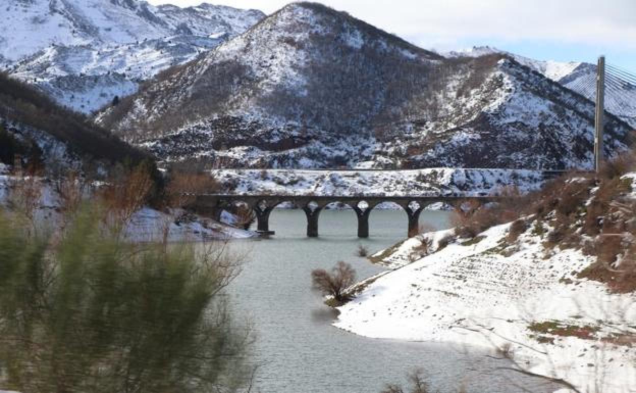 La nieve podría derretirse en las próximas horas y provocar una crecida de algunos ríos en la montaña.