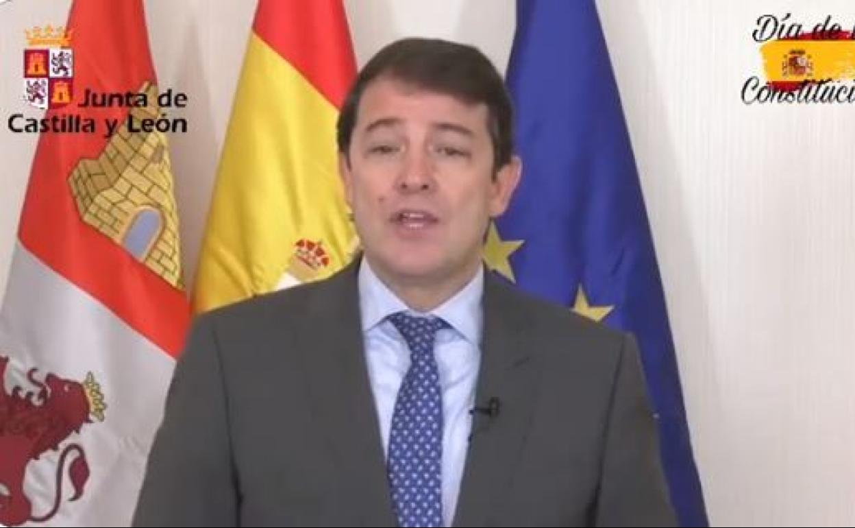 Alfonso Fernández Mañueco, presidente de la Junta de Castilla y León, aplaude la Constitución.