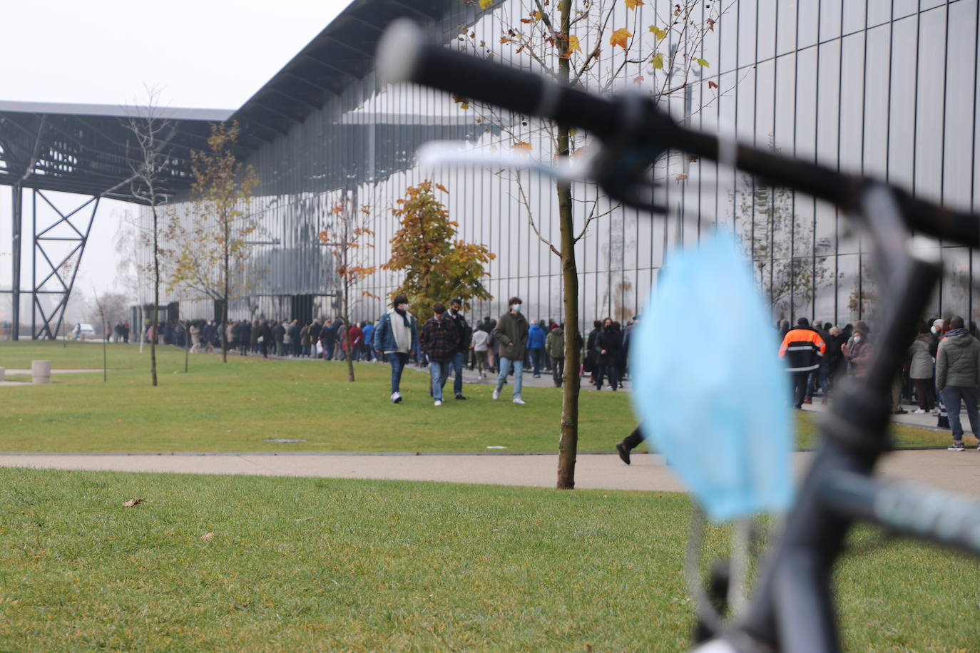 El vacunódromo abre de nuevo este martes para avanzar en la vacunación con colas rápidas tanto de mayores de 60 años como de personal sociosanitario | El día 8 la vacunación llega a internos y funcionarios de prisiones | El siguiente reto de Antención Primaria será vacunar a los niños, previsiblemente antes de navidad .