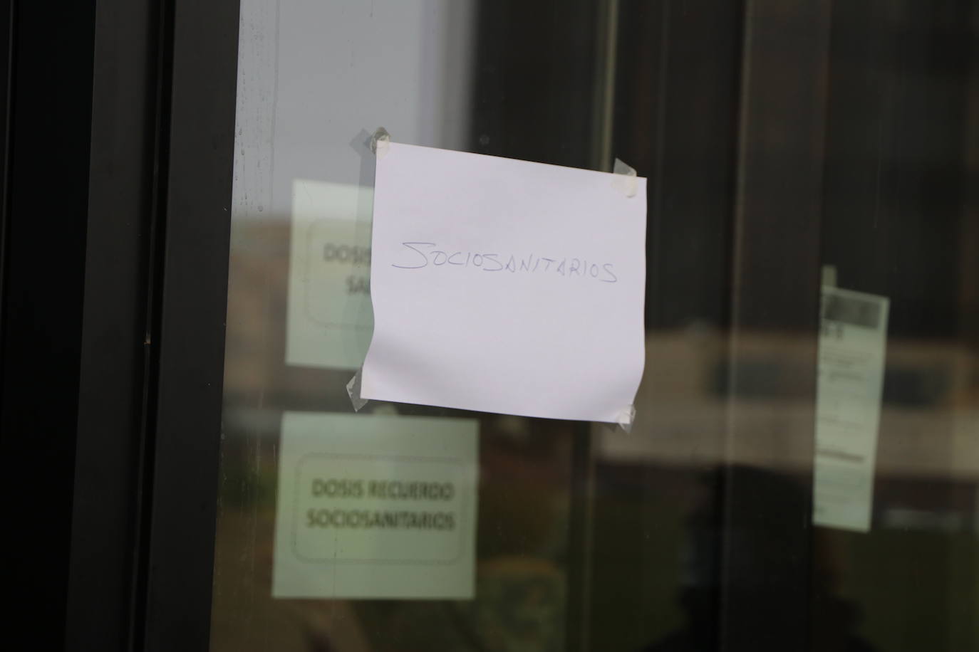 El vacunódromo abre de nuevo este martes para avanzar en la vacunación con colas rápidas tanto de mayores de 60 años como de personal sociosanitario | El día 8 la vacunación llega a internos y funcionarios de prisiones | El siguiente reto de Antención Primaria será vacunar a los niños, previsiblemente antes de navidad .