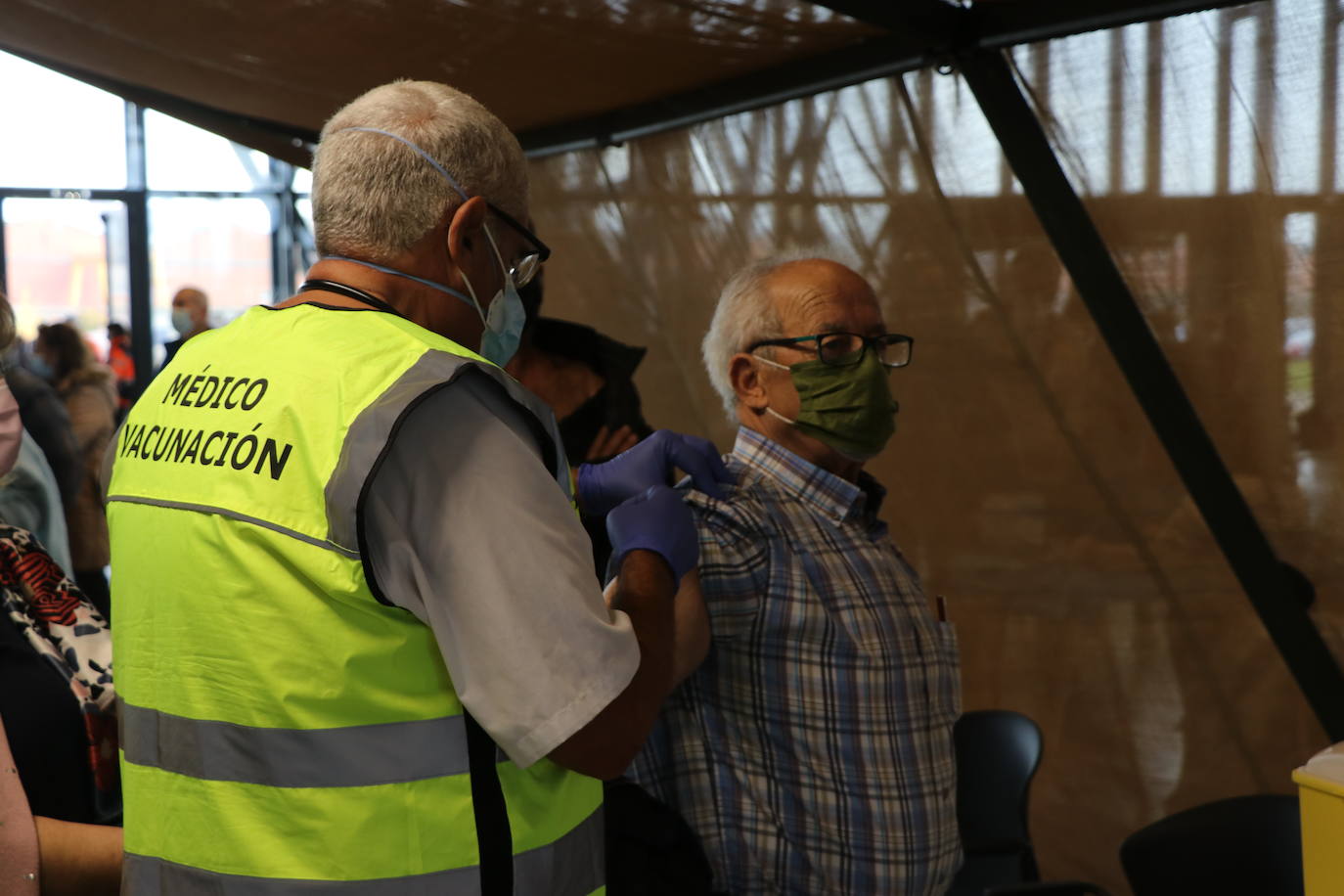 El vacunódromo abre de nuevo este martes para avanzar en la vacunación con colas rápidas tanto de mayores de 60 años como de personal sociosanitario | El día 8 la vacunación llega a internos y funcionarios de prisiones | El siguiente reto de Antención Primaria será vacunar a los niños, previsiblemente antes de navidad .