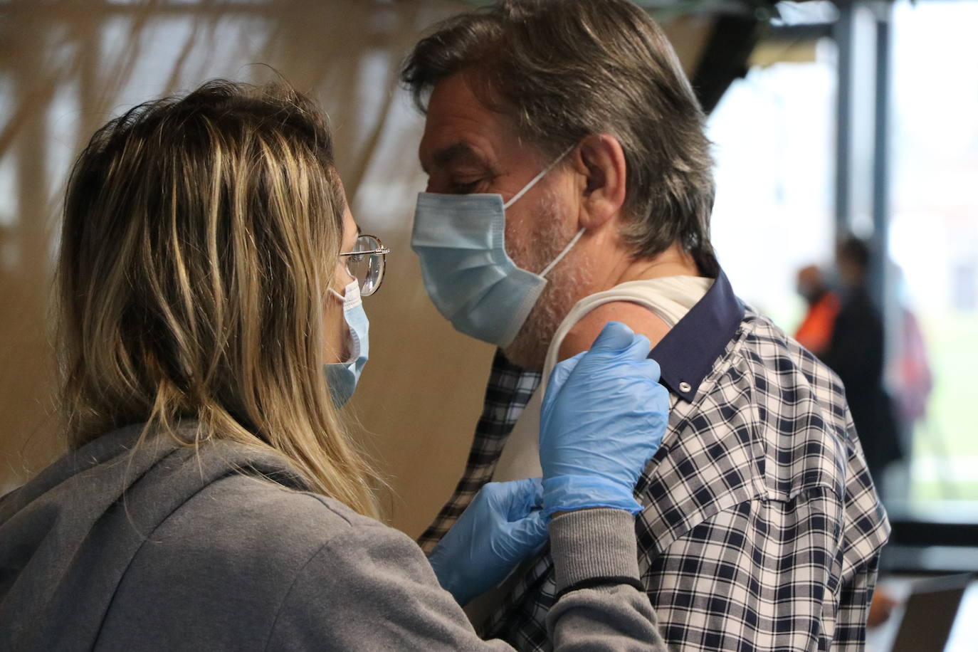 El vacunódromo abre de nuevo este martes para avanzar en la vacunación con colas rápidas tanto de mayores de 60 años como de personal sociosanitario | El día 8 la vacunación llega a internos y funcionarios de prisiones | El siguiente reto de Antención Primaria será vacunar a los niños, previsiblemente antes de navidad .