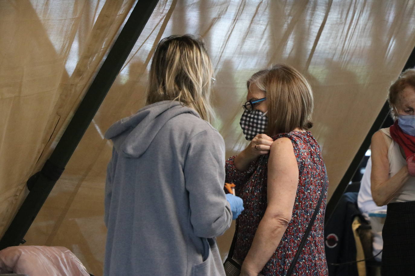 El vacunódromo abre de nuevo este martes para avanzar en la vacunación con colas rápidas tanto de mayores de 60 años como de personal sociosanitario | El día 8 la vacunación llega a internos y funcionarios de prisiones | El siguiente reto de Antención Primaria será vacunar a los niños, previsiblemente antes de navidad .