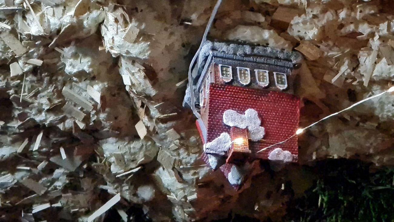 Más de 350 piezas forman este año el singular Belén de la localidad leonesa de La Mata de la Bérbula, que 'salta' de la fachada de un inmueble de la localidad al techo de una terraza | «Queremos que la gente entre y se sienta dentro de un cuento», asegura su impulsor. 